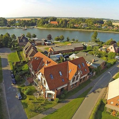 Kanalvilla: Canal-Side Holiday Apartments with Garden Sehestedt  Exterior photo